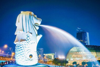 Merlion ve Singapur kasabası. Çekim Konumu: Singapur