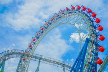 Dönme dolap ve lunapark treni. Çekim yeri: Bunkyo -ku, Tokyo