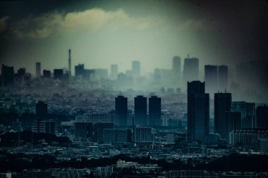 Bulutlarla kaplı bir Tokyo şehri. Çekim yeri: Tokyo Büyükşehir Bölgesi