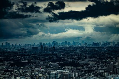 Bulutlarla kaplı bir Tokyo şehri. Çekim yeri: Tokyo Büyükşehir Bölgesi