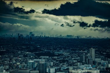 Bulutlarla kaplı bir Tokyo şehri. Çekim yeri: Tokyo Büyükşehir Bölgesi
