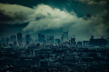 Bulutlarla kaplı bir Tokyo şehri. Çekim yeri: Tokyo Büyükşehir Bölgesi