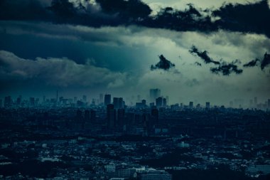 Bulutlarla kaplı bir Tokyo şehri. Çekim yeri: Tokyo Büyükşehir Bölgesi