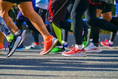 Maraton koşucularının ayakları. Çekim yeri: Kanagawa -ku, Yokohama