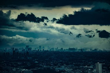 Bulutlarla kaplı bir Tokyo şehri. Çekim yeri: Tokyo Büyükşehir Bölgesi