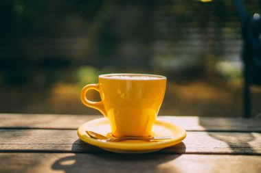 Kahve fincanı ahşap bir masanın üzerine yerleştirilmiş. Çekim yeri: Kamakura Şehri, Kanagawa Bölgesi