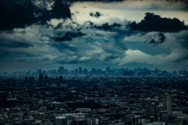 Bulutlarla kaplı bir Tokyo şehri. Çekim yeri: Tokyo Büyükşehir Bölgesi