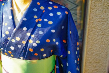 Puantiyeli yukata. Çekim yeri: Nakano -ku, Tokyo