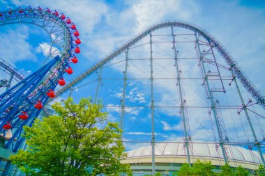 Dönme dolap ve lunapark treni. Çekim yeri: Bunkyo -ku, Tokyo