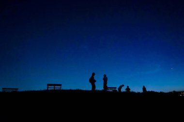 Gecenin tepesinde yürüyen insanlar. Çekim yeri: Mitaka Şehri, Tokyo