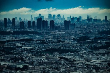 Bulutlarla kaplı bir Tokyo şehri. Çekim yeri: Tokyo Büyükşehir Bölgesi