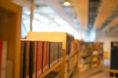 Rafta bir sürü eski kitap var. Çekim yeri: Akishima Şehri, Tokyo