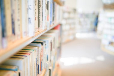 Rafta bir sürü eski kitap var. Çekim yeri: Akishima Şehri, Tokyo