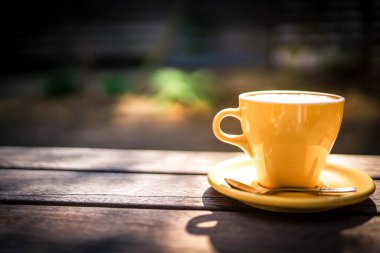 Kahve fincanı ahşap bir masanın üzerine yerleştirilmiş. Çekim yeri: Kamakura Şehri, Kanagawa Bölgesi