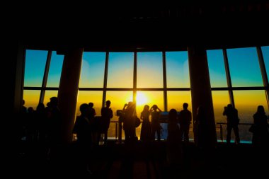 Tokyo Gökyüzü Ağacı Gözlem Güvertesi ve turistler. Çekim Konumu: Sumida -ku, Tokyo