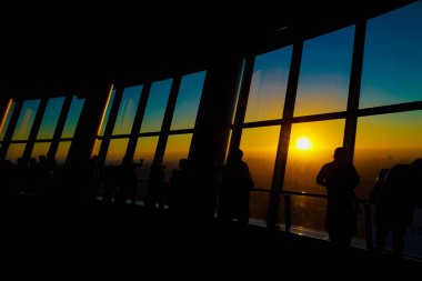 Tokyo Gökyüzü Ağacı Gözlem Güvertesi ve turistler. Çekim Konumu: Sumida -ku, Tokyo