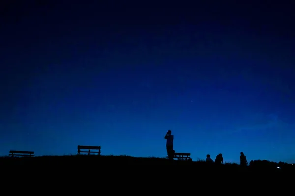 人々は夜の丘の上を歩く 撮影場所 東京都三鷹市 — ストック写真