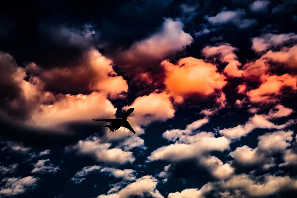 Flysilhuett Skumringshimmel Skytested Ota Tokyo – stockfoto