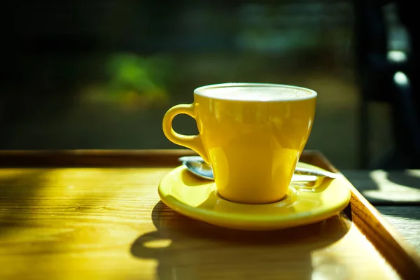 咖啡杯放在木制桌子上 射击地点 神奈川县Kamakura市 — 图库照片