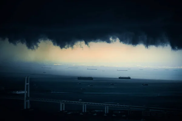 비구름 요코하마 항구입니다 요코하마 도시가 — 스톡 사진