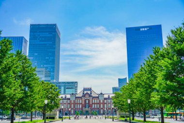 Tokyo istasyonu ve mavi gökyüzü. Çekim Konumu: Chiyoda Koğuşu, Tokyo