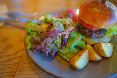 Hamburger ve patates kızartması. Çekim yeri: Toshima -ku, Tokyo