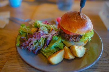 Hamburger ve patates kızartması. Çekim yeri: Toshima -ku, Tokyo