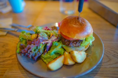 Hamburger ve patates kızartması. Çekim yeri: Toshima -ku, Tokyo