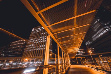 Minato Mirai yaya köprüsünün gece görüşü. Çekim yeri: Nishi -ku, Yokohama