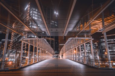 Minato Mirai yaya köprüsünün gece görüşü. Çekim yeri: Nishi -ku, Yokohama