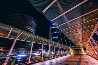 Minato Mirai yaya köprüsünün gece görüşü. Çekim yeri: Nishi -ku, Yokohama