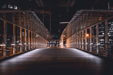 Minato Mirai yaya köprüsünün gece görüşü. Çekim yeri: Nishi -ku, Yokohama