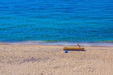 Beyaz kumlu plajlar ve deniz. Çekim Konumu: Akita