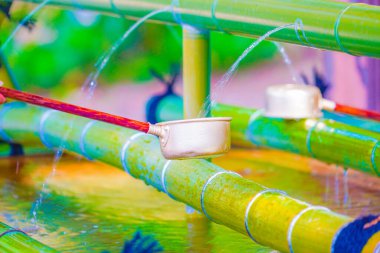 Tapınak kepçesi resmi. Çekim yeri: Kawasaki Şehri, Kanagawa Bölgesi