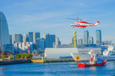 İtfaiye teknesi ve felaket önleme helikopteri. Çekim yeri: Yokohama-şehir kanagawa ili
