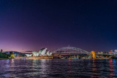 Opera Binası ve Liman Köprüsü. Çekim yeri: Avustralya, Sydney