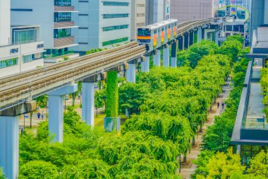 Tama Monorail ve Tachikawa Kasabası. Çekim yeri: Tachikawa Şehri, Tokyo