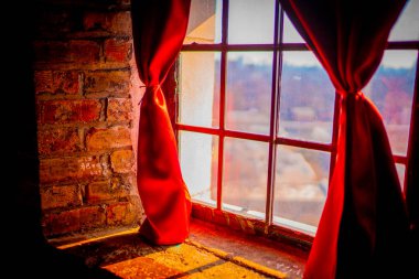 Kırmızı perdeler ve pencereler. Çekim Konumu: Toronto