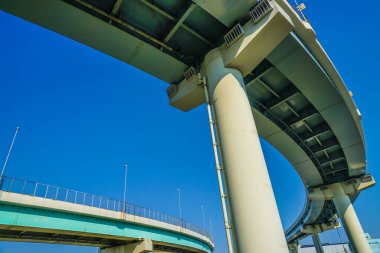 Otoyol yükseltilmiş hatlar. Çekim Konumu: Koto -ku, Tokyo