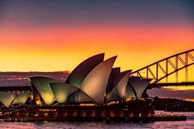Opera binası ve akşam manzarası. Çekim yeri: Avustralya, Sydney