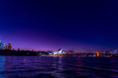 Opera Binası ve Liman Köprüsü. Çekim yeri: Avustralya, Sydney