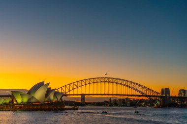Opera Binası ve Liman Köprüsü. Çekim yeri: Avustralya, Sydney