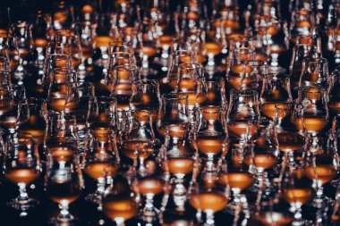 Büyük miktarda şarap kadehi. Çekim yeri: Minato -ku, Tokyo