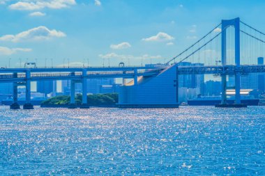 Gökkuşağı Köprüsü ve Mavi Gökyüzü. Çekim yeri: Minato -ku, Tokyo