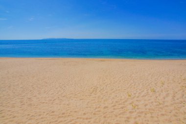 Beyaz kumlu plajlar ve deniz. Çekim Konumu: Akita