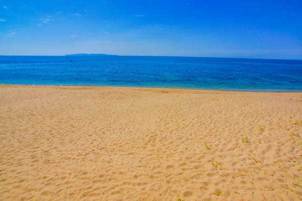 Beyaz kumlu plajlar ve deniz. Çekim Konumu: Akita