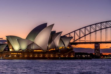 Opera binası ve akşam manzarası. Çekim yeri: Avustralya, Sydney