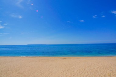 Beyaz kumlu plajlar ve deniz. Çekim Konumu: Akita