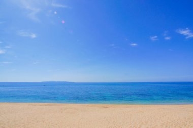 Beyaz kumlu plajlar ve deniz. Çekim Konumu: Akita