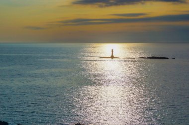 Deniz feneri alacakaranlıkta duruyor. Çekim Konumu: Akita
